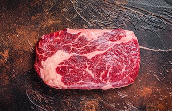 Concepto de carne cruda reposando.