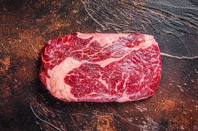 Concepto de carne cruda reposando.