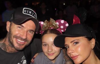 La cumpleañera Harper Seven con sus padres Victoria y David Beckham en Disney.