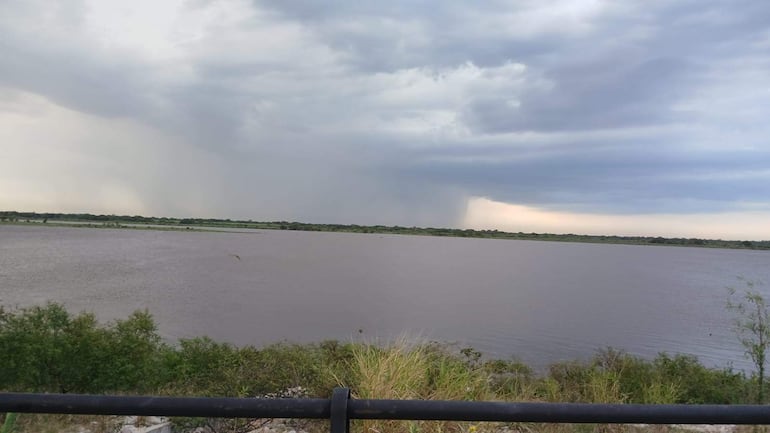 Paisaje natural junto a la bahía de Asunción, con cielo nublado y posible lluvia.