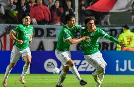 Fabián Loyola celebra el tanto que le permitió al Audax Italiano rescatar un punto ante Barracas Central Central de Argentina, en el último suspiro.