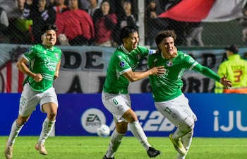 Fabián Loyola celebra el tanto que le permitió al Audax Italiano rescatar un punto ante Barracas Central Central de Argentina, en el último suspiro.