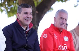 El presidente Santiago Peña (i) y el DT de la Albirroja, Gustavo Alfaro.