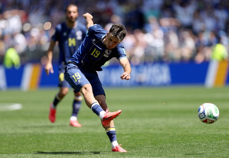 Kerim Alajbegovic (#19) de Bosnia y Herzegovina fue el encargado de abrir la cuenta en Seattle.