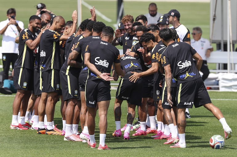 Neymar atraviesa por el pasillo para la famosa "carrera baqueta"