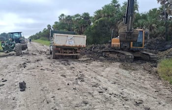 Todos colaboran para reparar el camino en la zona de Fuerte Olimpo