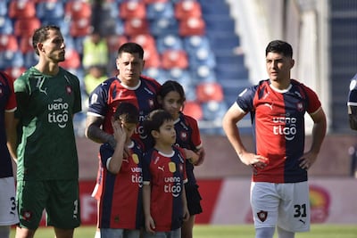 Juan Manuel Iturbe (c), jugador de Cerro Porteño, en la formación protocolar de un partido frente a San Lorenzo por la fecha 5 del torneo Clausura 2026 de la Primera División de Paraguay en el estadio La Nueva Olla, en Asunción, Paraguay.