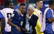 El director técnico de Francia, Didier Deschamps, habla con su jugador Kylian Mbappé tras ganar el partido de octavos de final de la Copa Mundial de la FIFA 2026 entre Paraguay y Francia, en Filadelfia, Pensilvania, EE. UU..