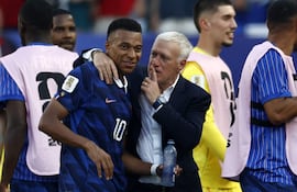 El director técnico de Francia, Didier Deschamps, habla con su jugador Kylian Mbappé tras ganar el partido de octavos de final de la Copa Mundial de la FIFA 2026 entre Paraguay y Francia, en Filadelfia, Pensilvania, EE. UU..