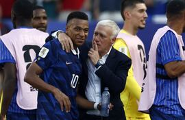 El seleccionador de Francia, Didier Deschamps, habla con su jugador Kylian Mbappé tras ganar el partido de los octavos de final de la Copa Mundial de la FIFA 2026 entre Paraguay y Francia, en Filadelfia, Pensilvania, EE. UU..