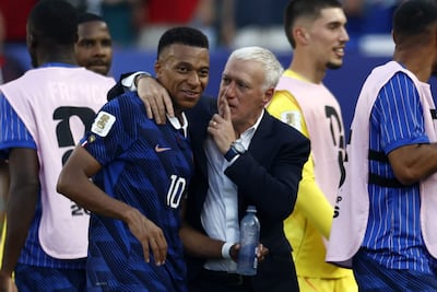 El seleccionador de Francia, Didier Deschamps, habla con su jugador Kylian Mbappé tras ganar el partido de los octavos de final de la Copa Mundial de la FIFA 2026 entre Paraguay y Francia, en Filadelfia, Pensilvania, EE. UU..