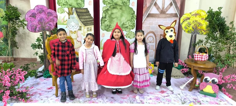 El grupo de Caperucita Roja estuvo integrado por Mística Amarilla Lezcano, Ian Mendoza, María Edith Galeano, Elena Benítez y Maximiliano Morán.