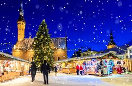 Navidad en Tallin, mercadilloo navideño en la plaza del ayuntamiento.
