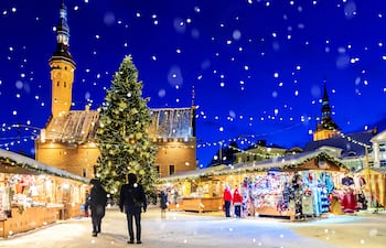 Navidad en Tallin, mercadilloo navideño en la plaza del ayuntamiento.