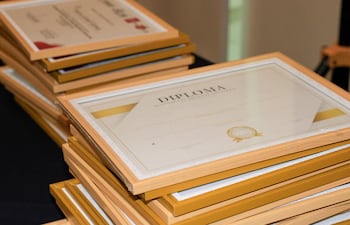 Montaña de diplomas universitarios presuntamente falsos.