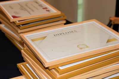 Montaña de diplomas universitarios presuntamente falsos.