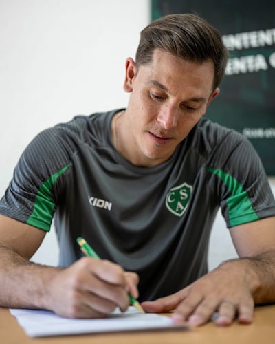 El delantero argentino Diego Churín, rubricando su llegada al Sarmiento de Junín.