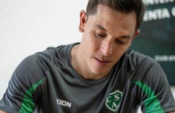 El delantero argentino Diego Churín, rubricando su llegada al Sarmiento de Junín.