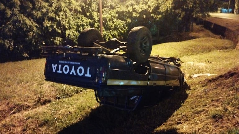 La camioneta volcó tras el accidente fatal.
