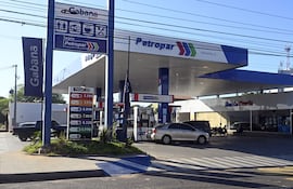 El Centro de Importadores del Paraguay cuestiona que se subsidie a importadores privadas de combustibles, sólo apoya que se beneficie a Petropar para contener la escalada de precios en fletes y otros servicios que afecta a toda la ciudadanía.