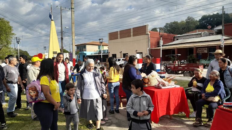 Mucha gente acudió a comprar los productos en la feria en Fuerte Olimpo.