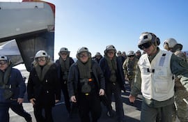 Fotografía cedida por la Presidencia de Argentina de su mandatario, Javier Milei (c), en una visita al portaaviones de propulsión nuclear USS Nimitz, de la Marina de Estados Unidos, durante un ejercicio militar este jueves, en Mar del Plata (Argentina).