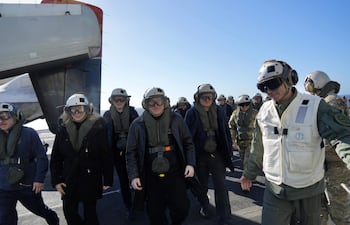 Fotografía cedida por la Presidencia de Argentina de su mandatario, Javier Milei (c), en una visita al portaaviones de propulsión nuclear USS Nimitz, de la Marina de Estados Unidos, durante un ejercicio militar este jueves, en Mar del Plata (Argentina).