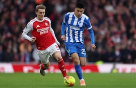 Martin Odegaard del Arsenal (izq.) en acción frente a Diego Gómez del Brighton (der.) durante el partido de la Premier League inglesa entre el Arsenal FC y el Brighton & Hove Albion, en Londres, Gran Bretaña.