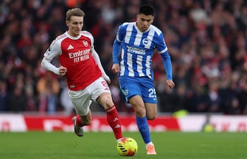 Martin Odegaard del Arsenal (izq.) en acción frente a Diego Gómez del Brighton (der.) durante el partido de la Premier League inglesa entre el Arsenal FC y el Brighton & Hove Albion, en Londres, Gran Bretaña.