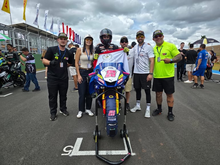 Pedro Valiente y equipo, antes de arrancar una de las carreras del fin de semana.