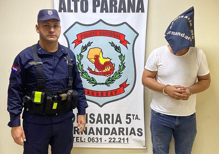 Detienen a oficial de justicia con automóvil robado