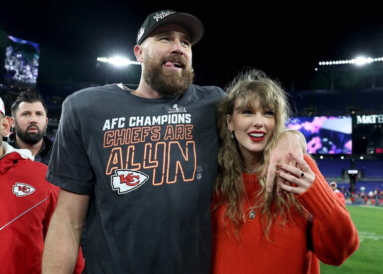 Travis Kelce, jugador de los Kansas City Chiefs, y la cantante Taylor Swift una vez más mostraron su lado solidario. (Patrick Smith/Getty Images/AFP)

