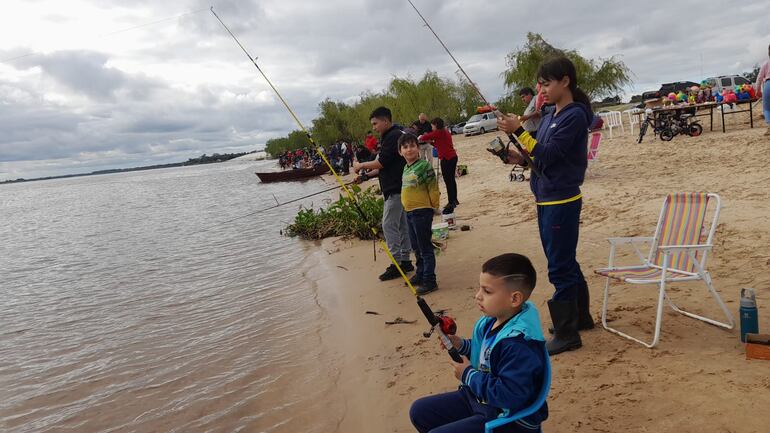 Muchos niños participaron de la competencia deportiva de pesca en la nueva playa municipal de Pilar.