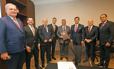 El presidente Santiago Peña (c) junto a Enrique Riera (i) y el ministro brasileño de Justicia, Flavio Dino de Castro (4° de la derecha). Fue ayer en Mburuvicha Róga.