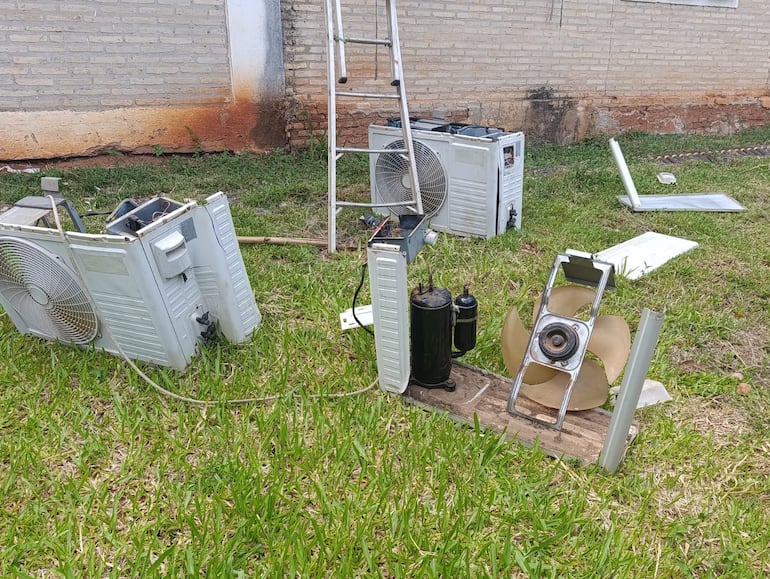 En estas condiciones dejaron los malvivientes los compresores luego de sustraer el cobre que había dentro.