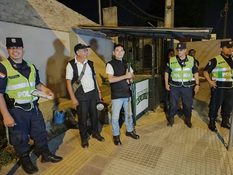 Efectivos policiales incursionaron en el predio del Cementerio del Este buscando al supuesto autor de un homicidio.