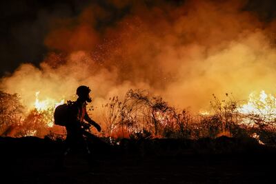 Un bombero trabaja en la extinción de un incendio en la ciudad de Corumbá (Brasil). Los bomberos que actúan contra los incendios en el Pantanal, un vasto humedal compartido por Brasil, Bolivia y Paraguay, consideraron que las llamas han comenzado a retroceder, pero admitirán que todavía no pueden controlarlas por completo.