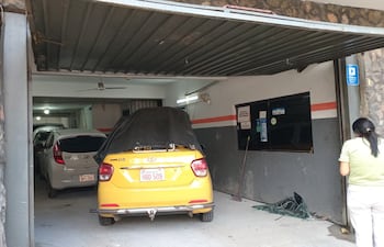 Varios vehículos con los parabrisas rotos esperan su turno para el cambio en el local de RR Importaciones de parabrisas.