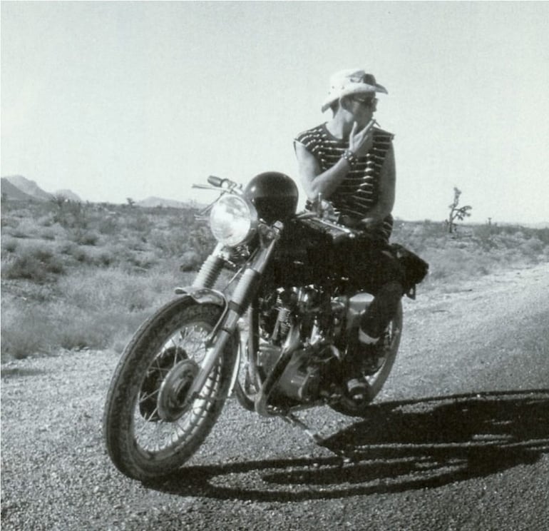 Hunter S. Thompson como centauro motorizado en la carretera con su BSA A65 Lightning. Año 1967.