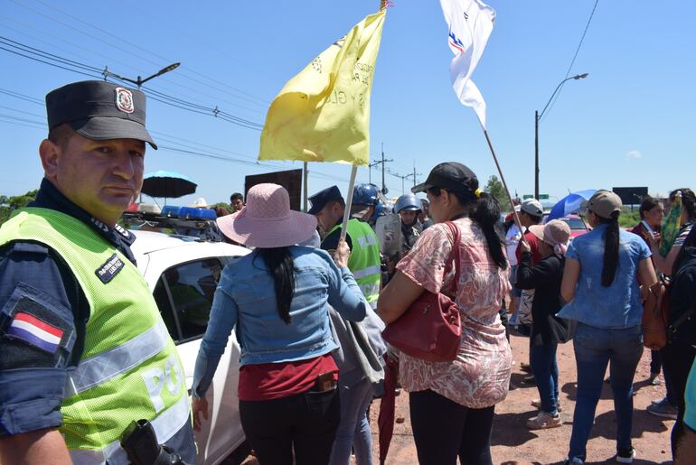 Momento que el sindicalista Juan Carlos Cáceres quedó detenido y subido a la patrullera.