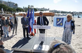 El alcalde de Cannes, David Lisnard, pronuncia un discurso junto a la ejecutiva de medios alemana y presidenta del Festival de Cine de Cannes, Iris Knobloch, durante una ceremonia para renombrar la playa Macé como “Playa Brigitte Bardot”, en el marco de la 79ª edición del festival, en Cannes, al sur de Francia, el 18 de mayo de 2026.