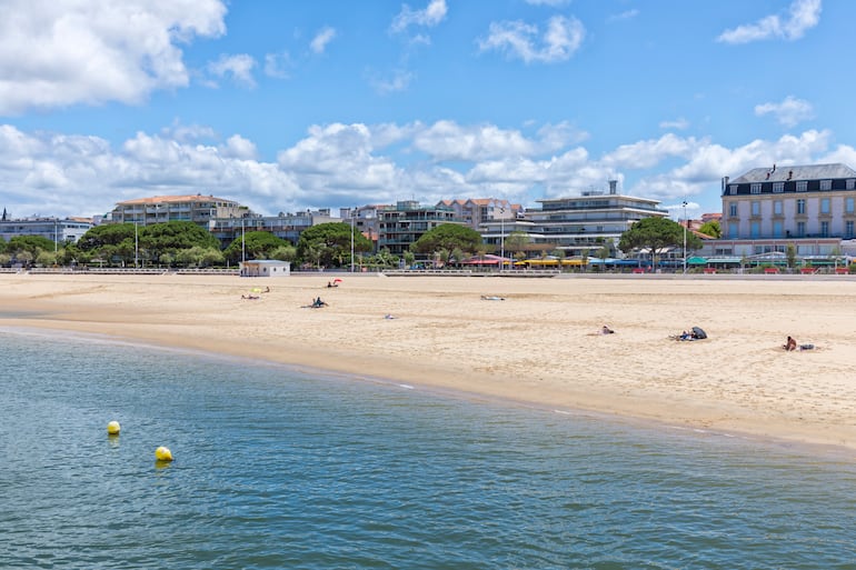 Playa y paseo marítimo entre el muelle de Eyrac y el muelle de Thiers en Arcachon, Francia.