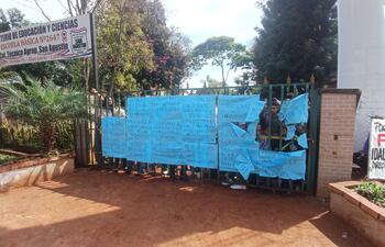 Padres de familia y estudiantes liberaron la toma del colegio San Agustín de la Colonia Blas Garay de Coronel Oviedo,  tras confirmarse el trasladado de la directora, Idalia Sosa de Martínez.