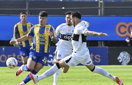 Gabriel Ávalos (d), jugador de Olimpia, disputa el balón en un partido frente a Sportivo Luqueño por la fecha 10 del torneo Clausura 2026 de la Primera División de Paraguay en el estadio Defensores del Chaco, en Asunción, Paraguay.