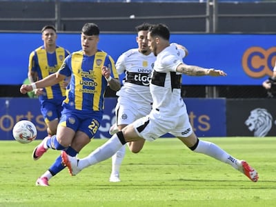 Gabriel Ávalos (d), jugador de Olimpia, disputa el balón en un partido frente a Sportivo Luqueño por la fecha 10 del torneo Clausura 2026 de la Primera División de Paraguay en el estadio Defensores del Chaco, en Asunción, Paraguay.