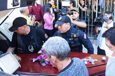 Policías cargan el féretro de Osvaldo Villalba fuera de la penitenciaría del Buen Pastor, el pasado martes.