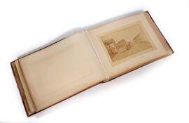 Imagen de uno de los álbumes de Manuel San Martín que serán expuestos por Migliore.