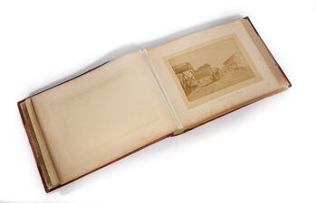 Imagen de uno de los álbumes de Manuel San Martín que serán expuestos por Migliore.