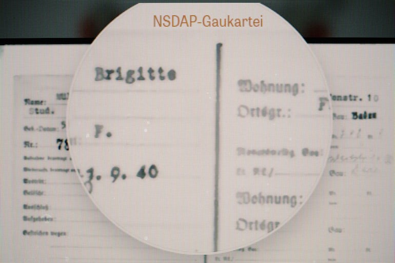 Esta fotografía, tomada el 2 de junio de 2026, muestra una base de datos en línea publicada por el semanario alemán Die Zeit con el carné de afiliación al Partido Nacionalsocialista Obrero Alemán (NSDAP) de Brigitte, la abuela del profesor alemán Felix Puelm. La imagen fue tomada en la Silpakorn University, en la provincia de Nakhon Pathom, al oeste de Bangkok.