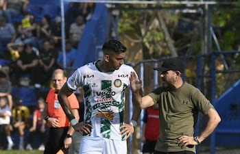 El nuevo entrenador de Rubio Ñu, Javier Torrente brindando indicaciones al atacante Estiven Pérez, en el encuentro ante Guaraní, por la quinta ronda del torneo Clausura 2026.